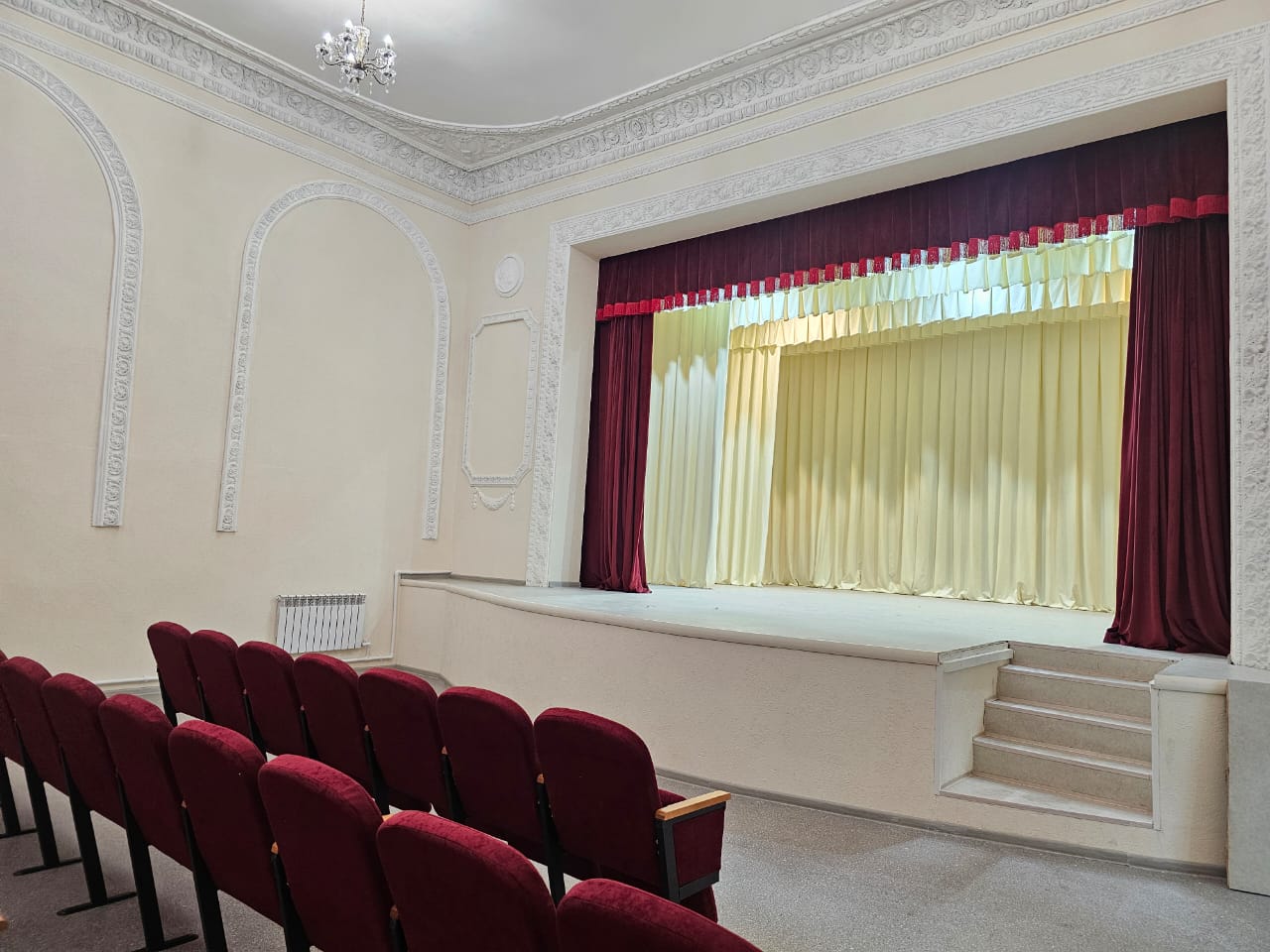 Обновили одежду сцены в п. Загородный Обновили одежду сцены в п. Загородный